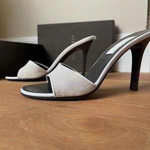 Authentic Vintage Gucci GG Heels in beige size 8.5